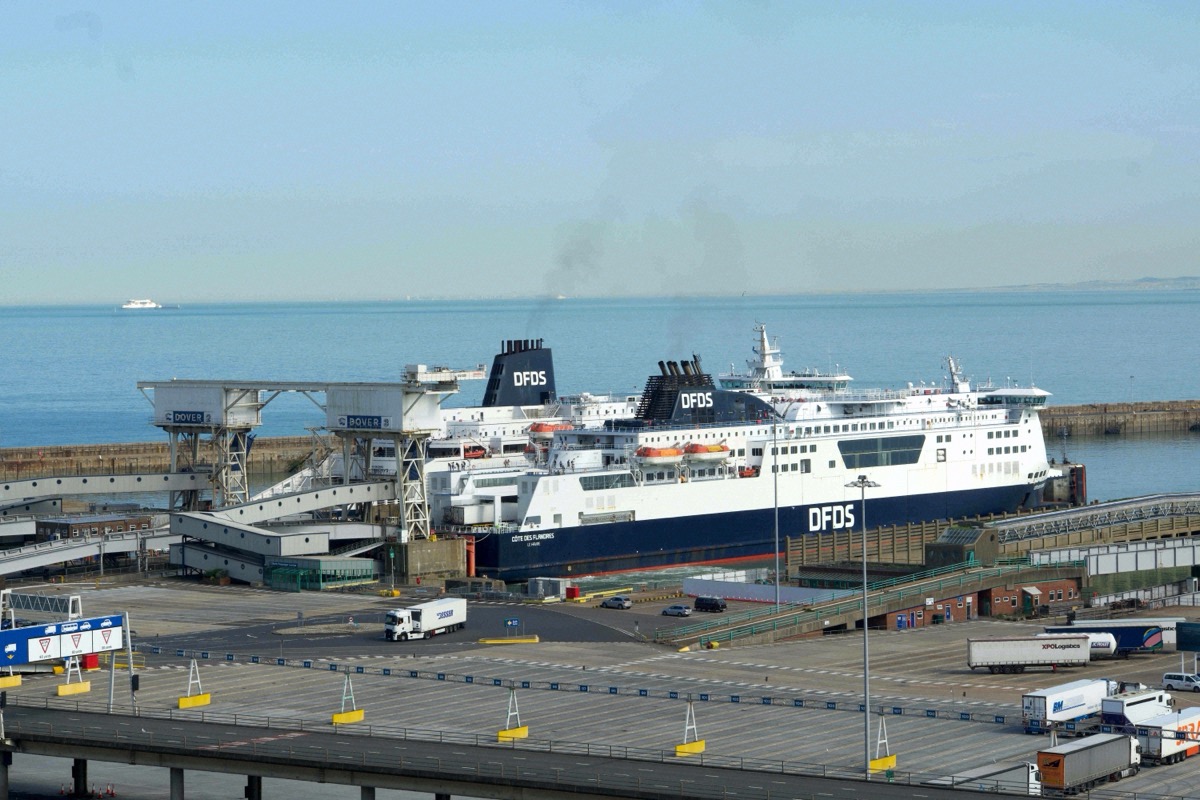 Zwei DFDS-Fähren am Fährterminal im Hafen von Dover