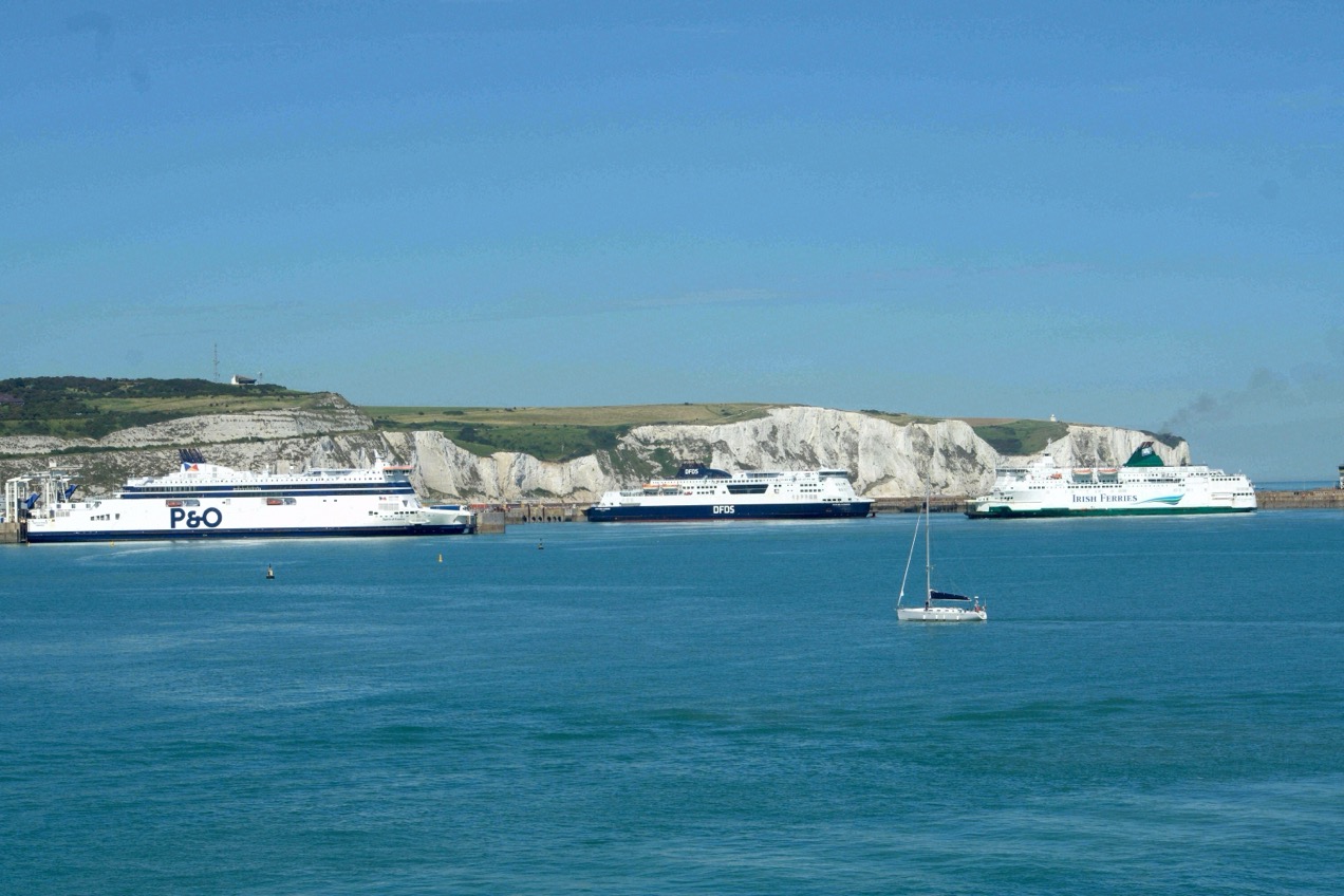 Fähren vor den Kreidefelsen von Dover